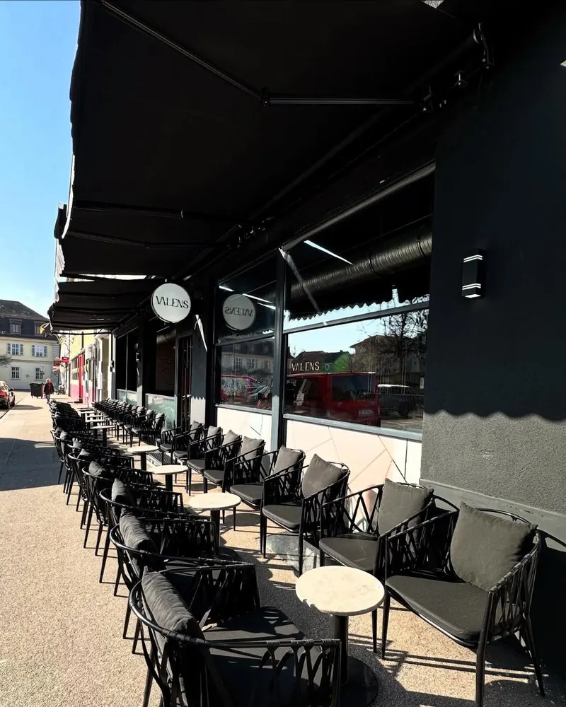 Die Terrasse des Valens mit schwarzen Loungesesseln in der Sonne